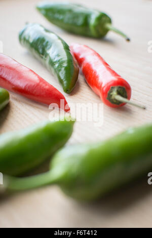 Il rosso e il verde fresco peperoncino ingredienti previsto pronte per la trinciatura e la cottura di preparazione alimentare Foto Stock