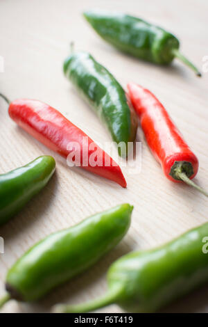 Il rosso e il verde fresco peperoncino ingredienti previsto pronte per la trinciatura e la cottura di preparazione alimentare Foto Stock