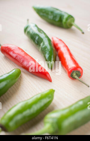 Il rosso e il verde fresco peperoncino ingredienti previsto pronte per la trinciatura e la cottura di preparazione alimentare Foto Stock