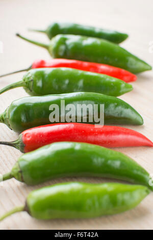 Il rosso e il verde fresco peperoncino ingredienti previsto pronte per la trinciatura e la cottura di preparazione alimentare Foto Stock