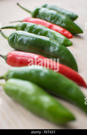 Il rosso e il verde fresco peperoncino ingredienti previsto pronte per la trinciatura e la cottura di preparazione alimentare Foto Stock