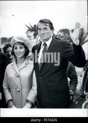 1964 - Gregory Peck compare per la prima volta al festival di pellicola di Cannes: Gregory Peck, 48, arrivò per la prima volta nella sua vita a Cannes per il Film Festival. Egli potrà assistere alla presentazione della sua ultima immagine: ''per uccidere un Mockingbird'' per la quale ha già ricevuto il 1963 Oscar come miglior attore. Gregory Peck è arrivato con sua moglie Veronique. OPS/ Gregory Peck e sua moglie Veronique arrivano al Carlton Hotel. © Keystone Pictures USA/ZUMAPRESS.com/Alamy Live News Foto Stock