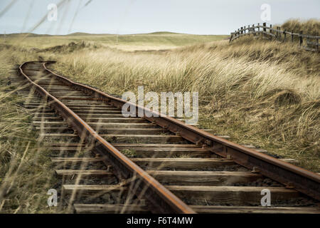 Rusty binari del treno in dune di sabbia tra Bushmills/Portballintrae e i Giganti Causeway, Irlanda del Nord Foto Stock
