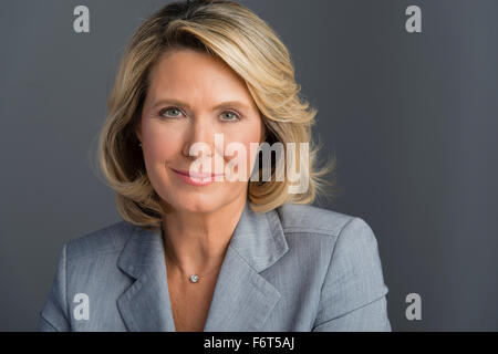 Caucasian donna sorridente Foto Stock