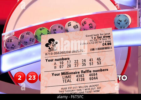 Controllo del biglietto della lotteria contro la lotteria nazionale sul programma TV Foto Stock