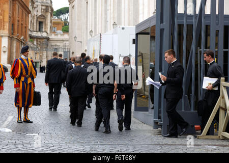 Guardie Svizzere a San Pietro Basilica di San Pietro in Vaticano, Italia. Foto Stock