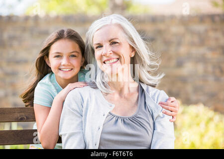 Nonna caucasica e nipote di sorridere all'aperto Foto Stock