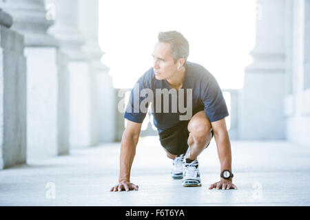 Razza mista uomo stretching al di fuori del palazzo di giustizia Foto Stock