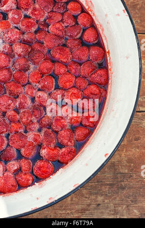 Il processo per la fabbricazione di confettura di fragole da frutti di bosco freschi Foto Stock