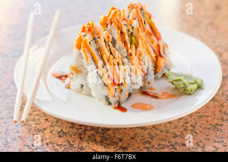 Voglia di California Roll sushi e rabboccato con sushi e salsa piccante di maionese Foto Stock