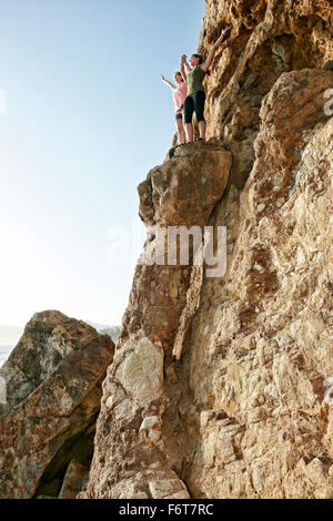 Gli alpinisti a fare il tifo per la formazione di roccia Foto Stock