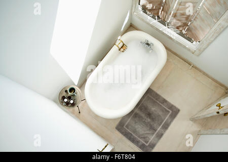 Angolo di Alta Vista della bolla bagno nella stanza da bagno Foto Stock