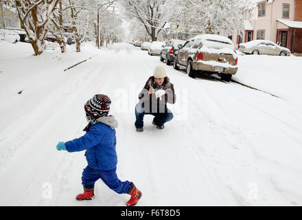 Caucasian madre e figlio giocare nella neve Foto Stock