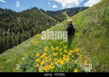 La donna caucasica camminando sulla collina in remoto Foto Stock