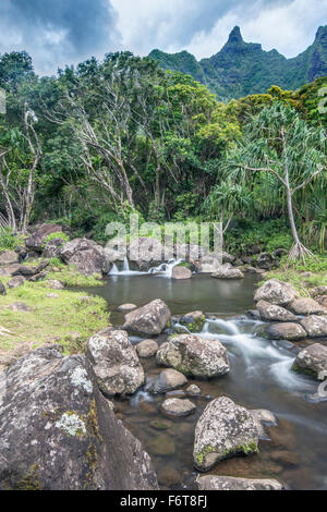 Il fiume scorre su rocce Foto Stock