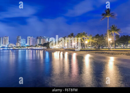 La città di Honolulu skyline della riflessione in oceano, Hawaii, Stati Uniti Foto Stock