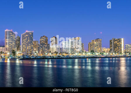 La città di Honolulu skyline della riflessione in oceano, Hawaii, Stati Uniti Foto Stock