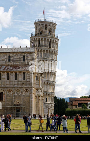 Il Duomo di Pisa Cattedrale in Piazza dei Miracoli o Piazza dei Miracoli e la torre pendente nella città italiana di Pisa. Foto Stock