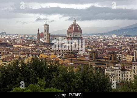 Il Duomo della Cattedrale di Santa Maria del Fiore o Duomo di Santa Maria del Fiore domina lo skyline di Firenze Foto Stock