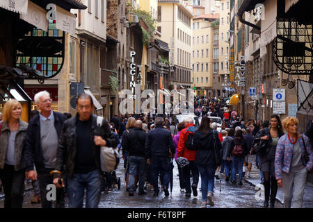 I turisti a camminare per le strade di Firenze, Italia. Foto Stock