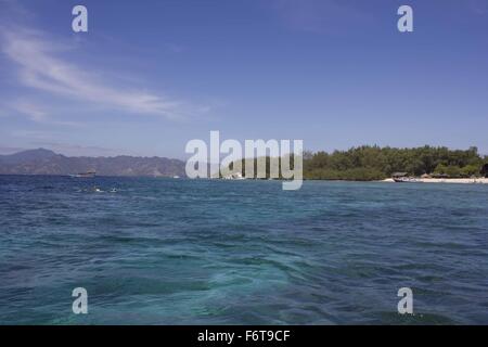 Vista pacifica delle isole Gili dal mare di Bali, Indonesia Foto Stock