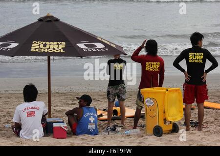 BALI, Indonesia - 13 luglio 2012: scuola di Surf personale sulla spiaggia di Kuta Beach in Indonesia Foto Stock