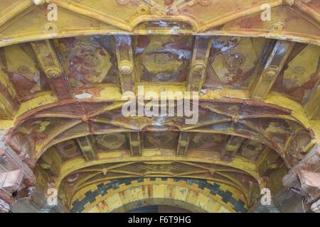 REGGELLO, Italia - 2 Maggio 2015: dettaglio dei rovinato soffitto all'interno del Castello di Sammezzano in Toscana, Italia Foto Stock