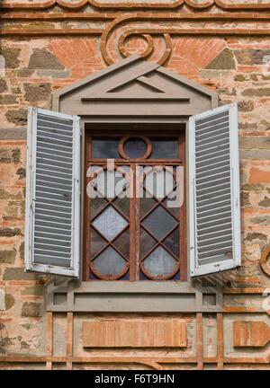 REGGELLO, Italia - 2 Maggio 2015: Sammezzano antico castello nel cuore della Toscana, Italia, window close up della facciata esterna Foto Stock