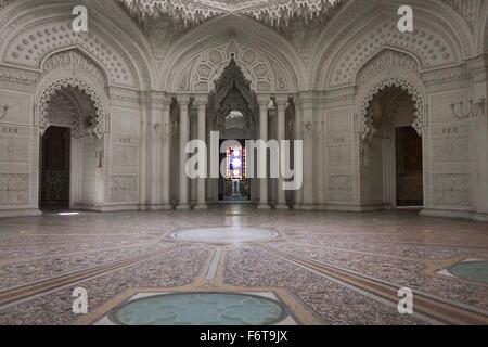 REGGELLO, Italia - 2 Maggio 2015: Sala Bianca all'interno del Castello di Sammezzano in Italia, in tipico stile marocchino Foto Stock