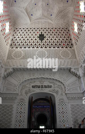 REGGELLO, Italia - 2 Maggio 2015: Sala Bianca all'interno del Castello di Sammezzano in Italia, in tipico stile marocchino Foto Stock