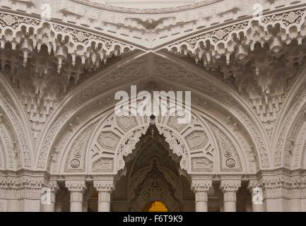 REGGELLO, Italia - 2 Maggio 2015: Sala Bianca all'interno del Castello di Sammezzano in Italia, in tipico stile marocchino Foto Stock