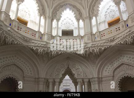 REGGELLO, Italia - 2 Maggio 2015: Sala Bianca all'interno del Castello di Sammezzano in Italia, in tipico stile marocchino Foto Stock