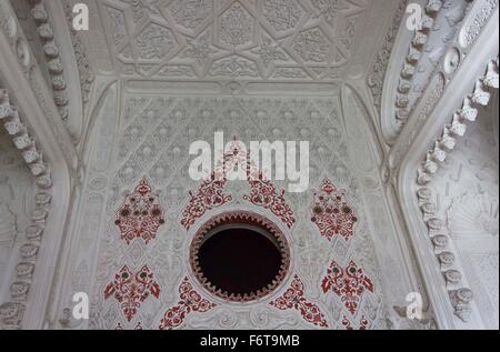 REGGELLO, Italia - 2 Maggio 2015: Sala Bianca all'interno del Castello di Sammezzano in Italia, in tipico stile marocchino Foto Stock