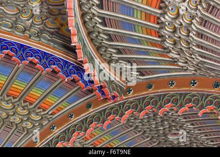 REGGELLO, Italia - 2 Maggio 2015: Close up del magnifico soffitto nella camera del pavone del Castello di Sammezzano nel cuore di Tusca Foto Stock