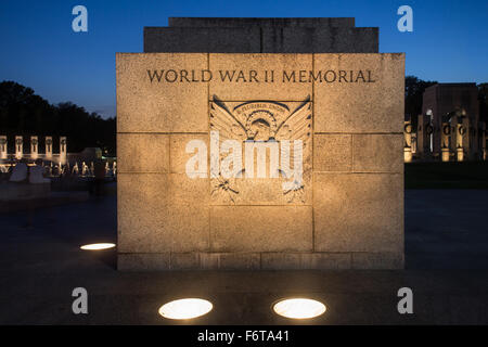 Vista notturna di lapide al Mondo Mondo II Memorial a Washington DC Foto Stock