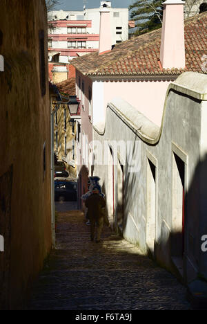Dettaglio delle strette strade di Sintra. - Portogallo. L'Europa. Foto Stock