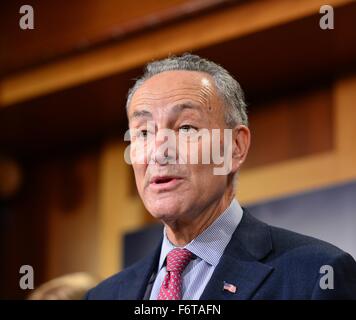 Washington DC, Stati Uniti d'America. Il 19 Novembre, 2015. Stati Uniti Il senatore Chuck Schumer unite da altri democratici discute la loro opposizione alle restrizioni più severe sui rifugiati siriani provenienti degli Stati Uniti durante una conferenza stampa a Capitol Hill Novembre 19, 2015 a Washington, DC. In precedenza il repubblicano Casa controllato approvato un disegno di legge di arrestare i rifugiati siriano fino a quando essi vengono sottoposti a un più rigoroso processo di revisione a seguito di attacchi di Parigi. Credito: Planetpix/Alamy Live News Foto Stock