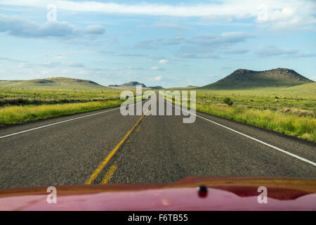 Su una solitaria in autostrada in Texas Foto Stock