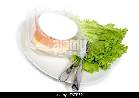 Burger per microonde con insalata e posate Foto Stock