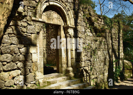 Rovine nel percorso di accesso al castello dei Mori. Sintra. Il Portogallo. L'Europa. Foto Stock