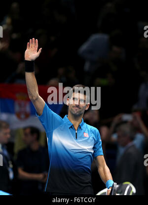 Londra, Regno Unito. Xix Nov, 2015. La Serbia il Novak Djokovic onde per la folla dopo un uomini singoli match contro la Repubblica ceca è Tomas BERDYCH ATP World Tour Finals del torneo di tennis a Londra il 9 novembre 19, 2015. Djokovic ha vinto 2-0. Credito: Han Yan/Xinhua/Alamy Live News Foto Stock