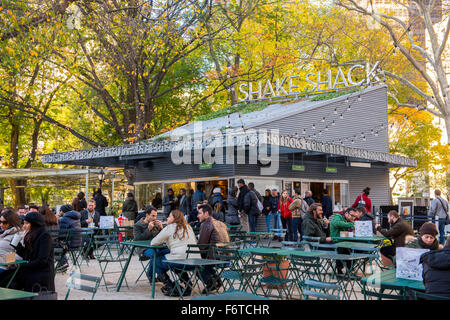 Gli amanti di hamburger di Shake Shack in Madison Square Park di New York il 17 novembre 2015. © Hiroaki Yamaguchi/AFLO/Alamy Live News Foto Stock