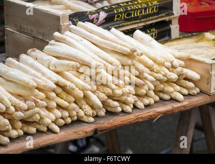 Asparagi bianchi spears. Un tavolo pieno di gara freschi Asparagi bianchi spears in vendita su un mercato a Montrichard Foto Stock