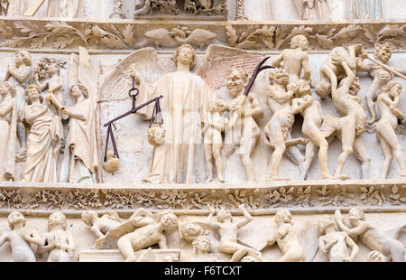 Dettaglio dal timpano incisioni sopra la cattedrale principale entrata. Un giudice alato circondato da giudicato Foto Stock