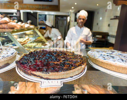 Flan nella finestra della panetteria PAUL. Un ben cotto sformato di frutta grazie alla finestra di Paolo sugli champs-elysees a Parigi. Foto Stock