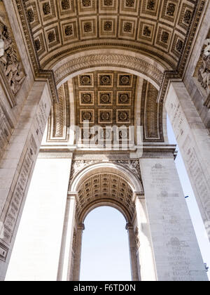 Al di sotto dell'arco. Il dettagliato lavoro decorativo sotto l'Arc de Triomphe a Parigi. Foto Stock