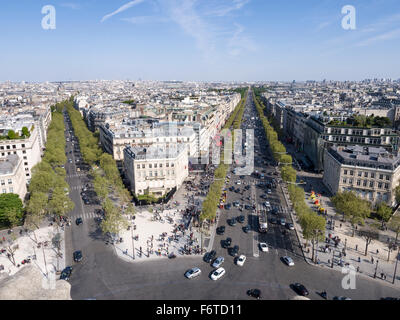 Avenue des Champs-Elysees & Friedland. Il Champs-Elysses e Avenue de Friedland dall'Arc de Triomphe Foto Stock
