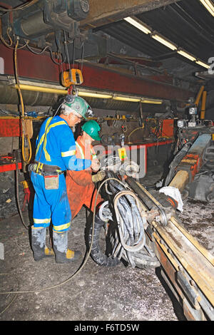 Lavoratori di miniera di riparazione di un Jumbo, un pezzo di foratura delle miniere, Eskay Creek miniera, area Iskut, British Columbia Foto Stock