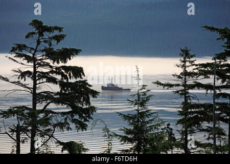 Rimorchiatore a traino in direzione di Rio Tinto smelter di alluminio, Kitimat, British Columbia Foto Stock