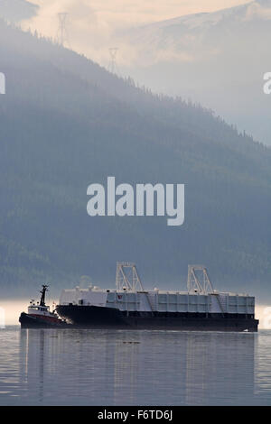 Rimorchiatore a traino e bulk bettolina in Douglas canale voce per Rio Tinto smelter di alluminio, Kitimat, British Columbia Foto Stock